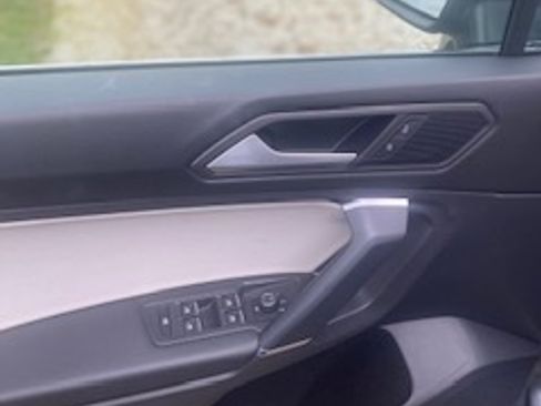 Used 2020 Volkswagen Tiguan SE w/ Panoramic Sunroof Package image 14