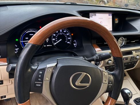 Used 2015 Lexus ES 300h image 25