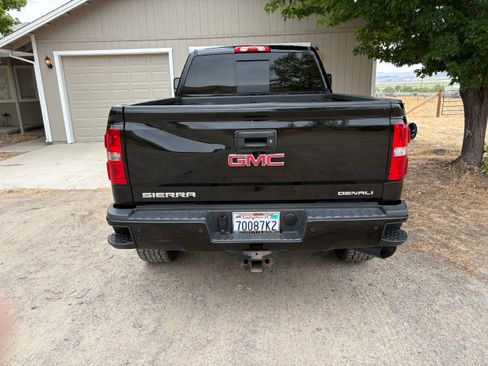Used 2017 GMC Sierra 2500 Denali w/ Duramax Plus Package AWD/4WD image 9
