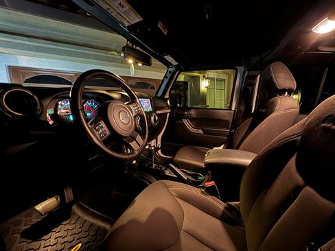 Used 2017 Jeep Wrangler Unlimited Sahara w/ Connectivity Group image 27