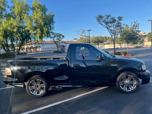 Used 2002 Ford F150 Lightning RWD image 2