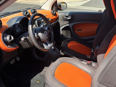 Used 2017 smart fortwo passion RWD image 9