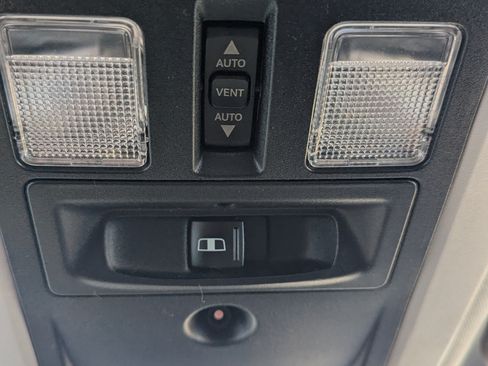 Used 2012 RAM 1500 Laramie image 9