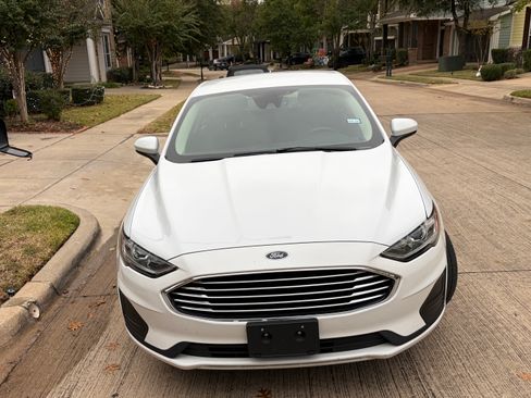 Used 2019 Ford Fusion SE image 1