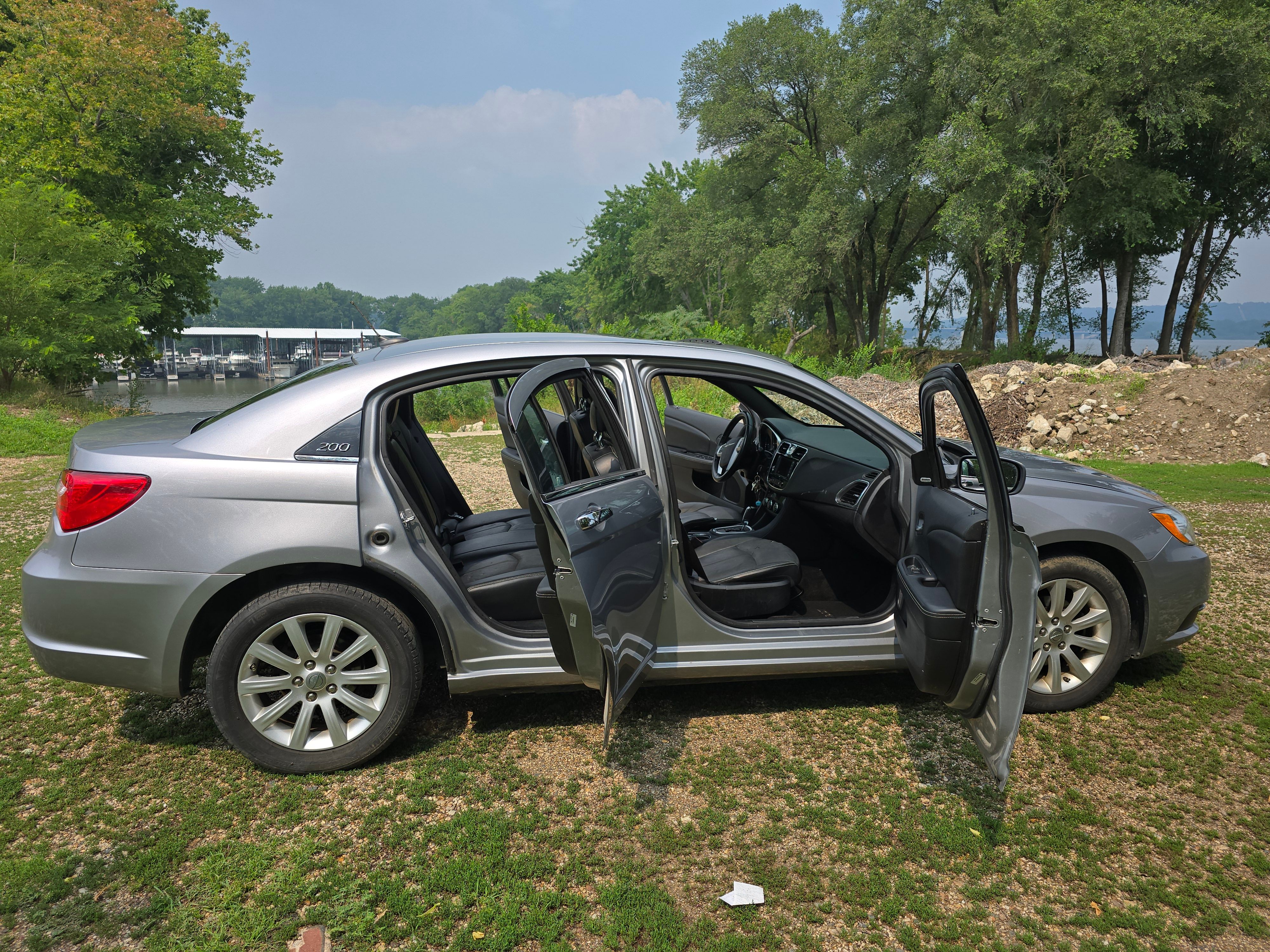 Used 2014 Chrysler 200 Limited w/ Sun/Sound Group FWD image 9