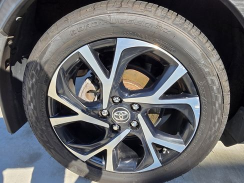 Used 2018 Toyota C-HR XLE FWD image 22