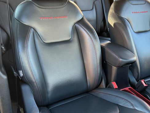 Used 2019 Jeep Renegade Trailhawk image 24