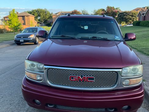 Used 2004 GMC Yukon Denali image 1