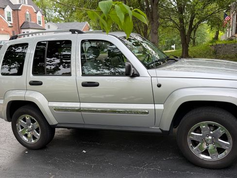 Used 2005 Jeep Liberty Limited AWD/4WD image 4