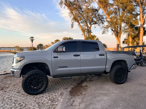 Used 2018 Toyota Tundra SR5 w/ SR5 Upgrade Package image 8