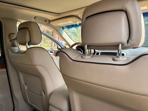 Used 2011 Jeep Grand Cherokee Overland RWD image 15