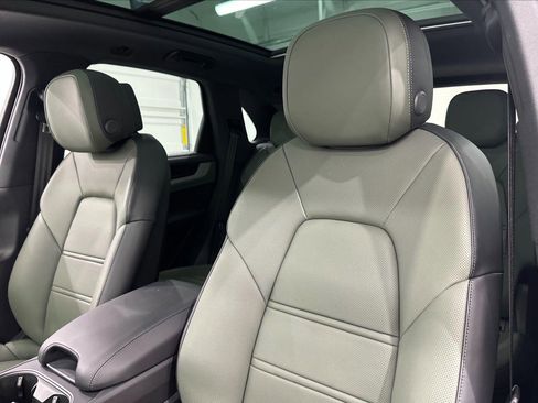 Used 2024 Porsche Cayenne image 25