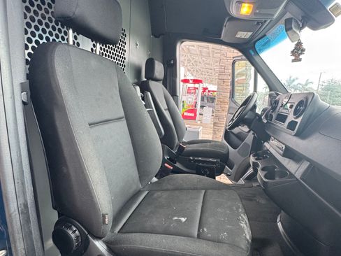 Used 2021 Mercedes-Benz Sprinter 2500 image 10