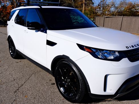 Used 2018 Land Rover Discovery SE image 11