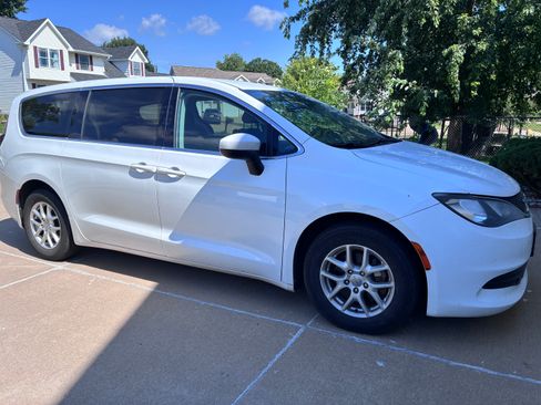 Used 2017 Chrysler Pacifica LX FWD image 2