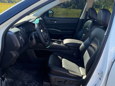 Used 2023 Nissan Pathfinder SL w/ Black Appearance Package FWD image 12