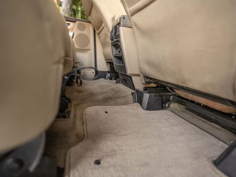 Used 2011 Land Rover LR4 image 23