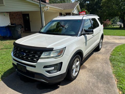 Used 2016 Ford Explorer XLT w/ Equipment Group 202A FWD image 1