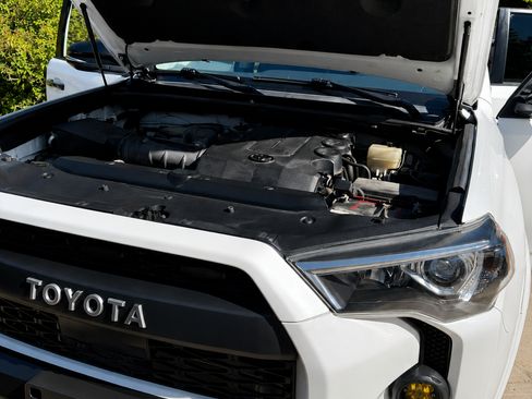 Used 2021 Toyota 4Runner Venture w/ Moonroof Package AWD/4WD image 17