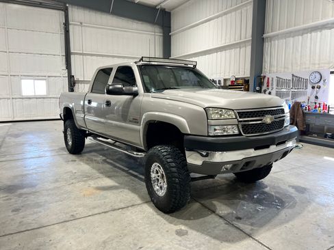 Used 2005 Chevrolet Silverado 2500 LT w/ Heavy-Duty Power Package image 9