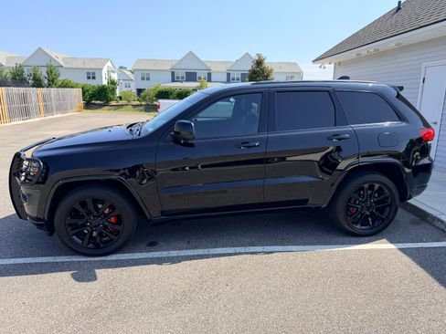 Used 2018 Jeep Grand Cherokee Altitude AWD/4WD image 9