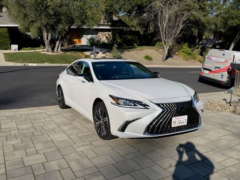 Used 2023 Lexus ES 300h w/ Premium Package image 16