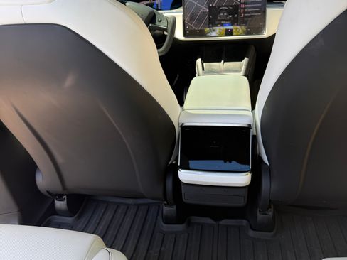 Used 2023 Tesla Model X Plaid image 9