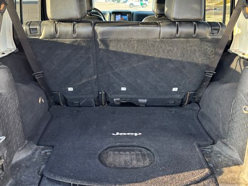 Used 2015 Jeep Wrangler Unlimited Sahara image 6