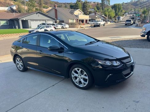 Used 2018 Chevrolet Volt Premier w/ Driver Confidence Package FWD image 2