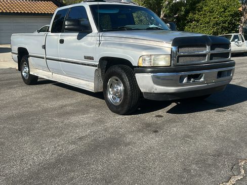 Used 1997 Dodge Ram 2500 Truck 2WD Club Cab image 2