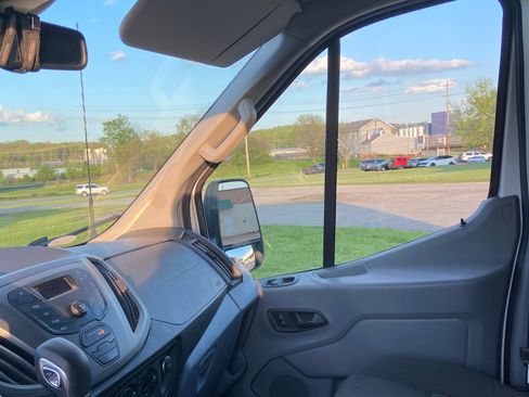 Used 2018 Ford Transit 250 148 Medium Roof RWD image 6