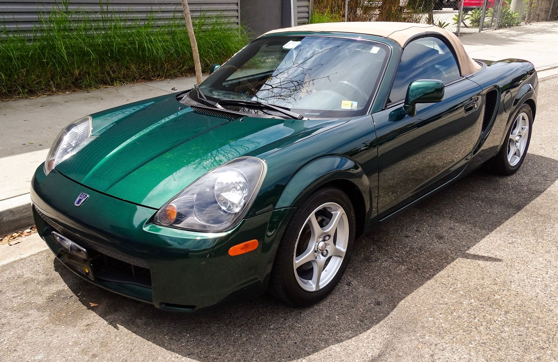 Used 2002 Toyota MR2 w/ Leather Pkg RWD image 2