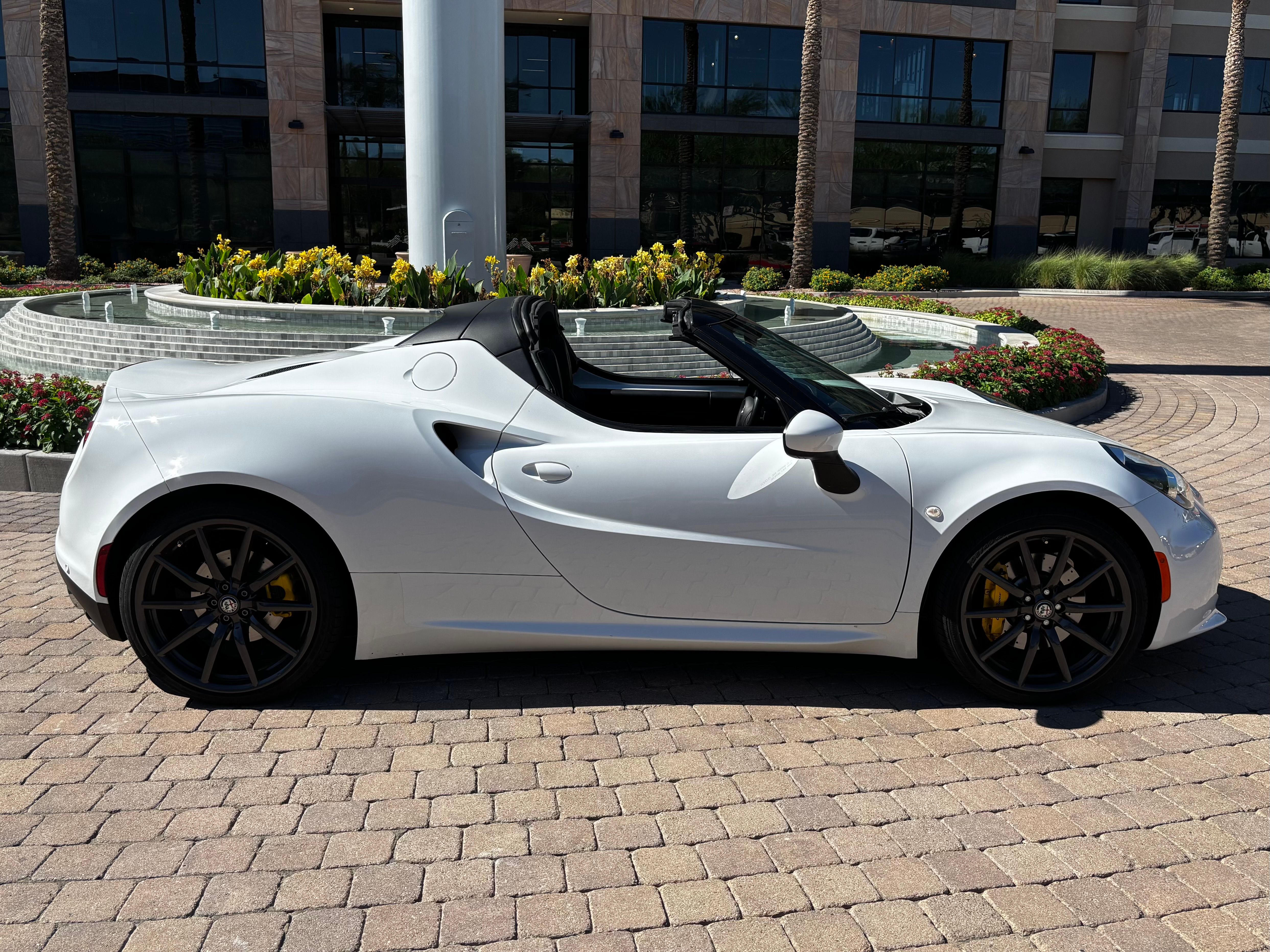 Used 2018 Alfa Romeo 4C Spider RWD image 2