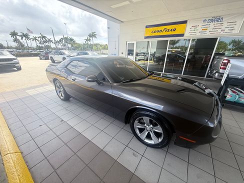 Used 2015 Dodge Challenger SXT image 4