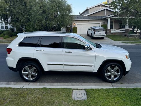Used 2013 Jeep Grand Cherokee Overland w/ Advance Technology Group image 1
