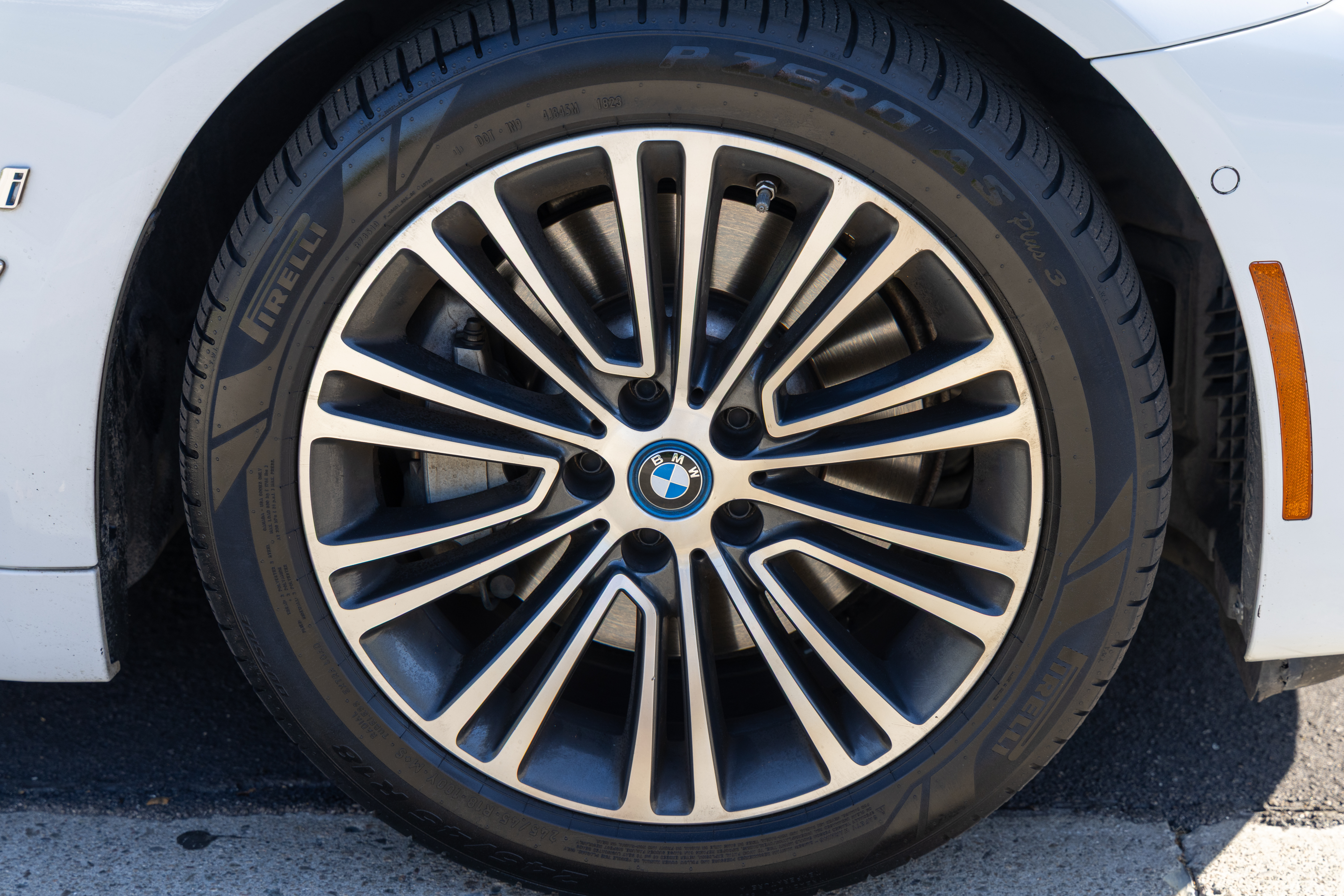Used 2019 BMW 530e w/ Premium Package RWD image 31