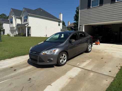 Used 2013 Ford Focus SE FWD image 1