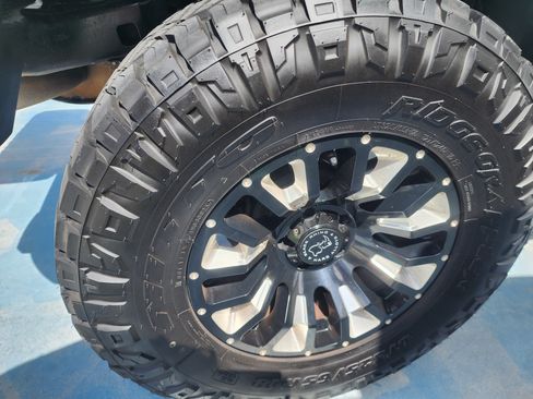 Used 2017 Jeep Wrangler Unlimited Sahara w/ Connectivity Group AWD/4WD image 17