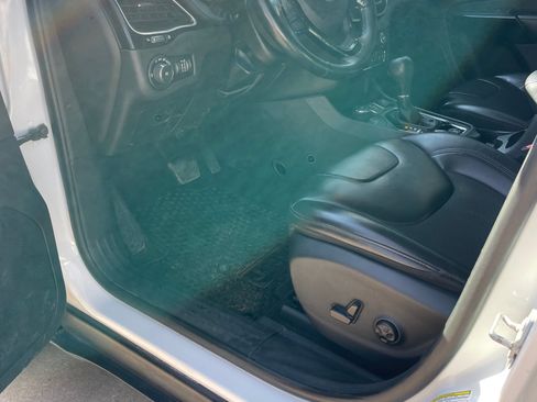 Used 2020 Jeep Cherokee Latitude Plus image 13