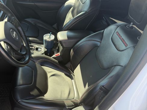 Used 2019 Jeep Cherokee Trailhawk image 9