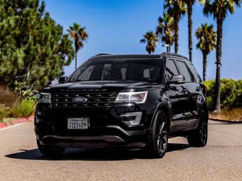 Used 2017 Ford Explorer XLT w/ Equipment Group 202A image 4