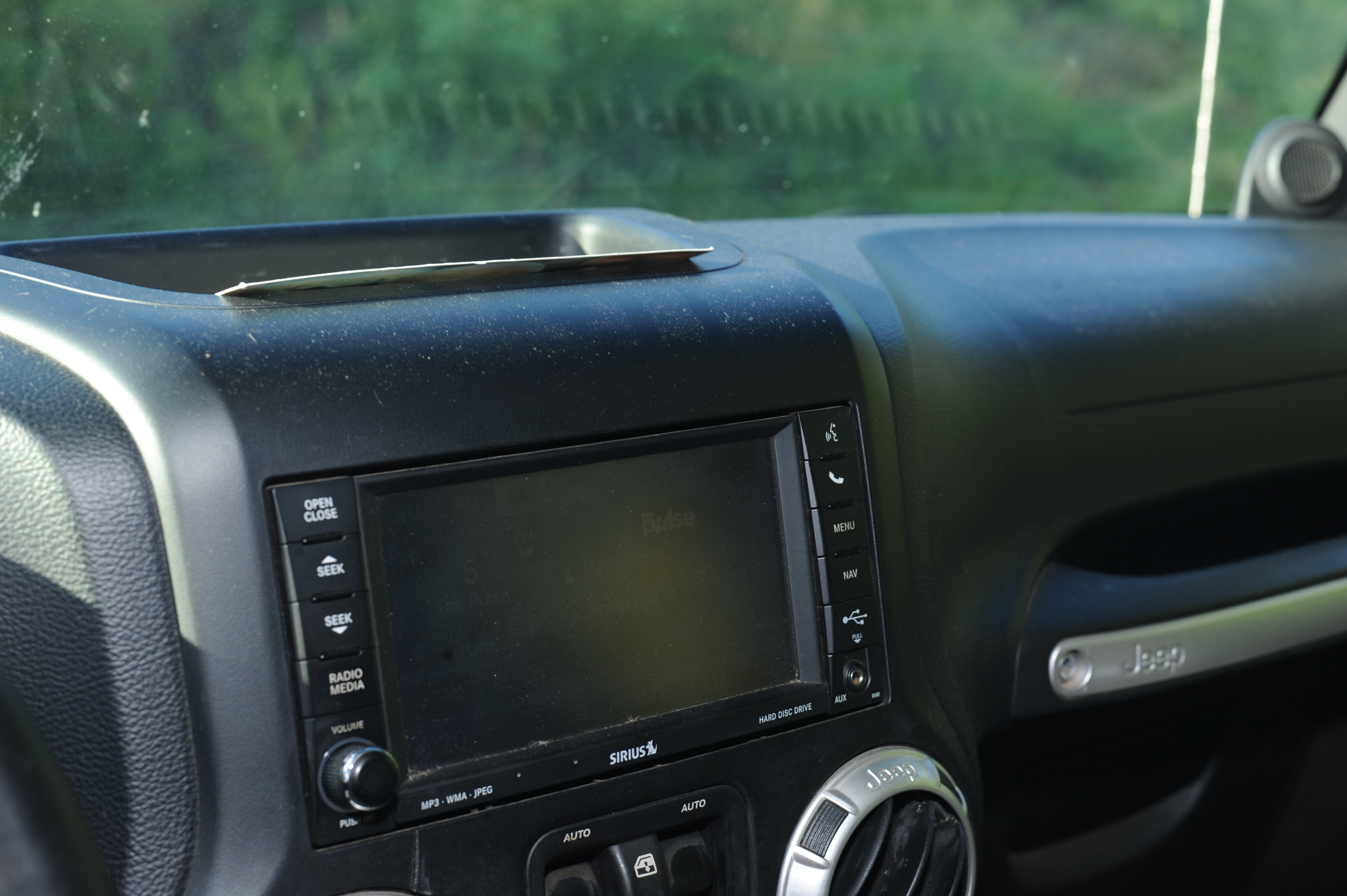 Used 2011 Jeep Wrangler Unlimited Rubicon w/ Connectivity Group AWD/4WD image 14