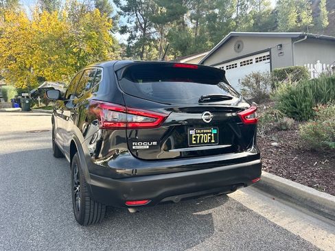 Used 2020 Nissan Rogue Sport S image 2