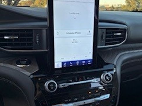 Used 2022 Ford Explorer Platinum w/ Technology Package image 4