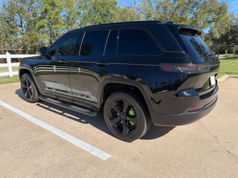 Used 2024 Jeep Grand Cherokee Limited w/ Luxury Tech Group II image 4