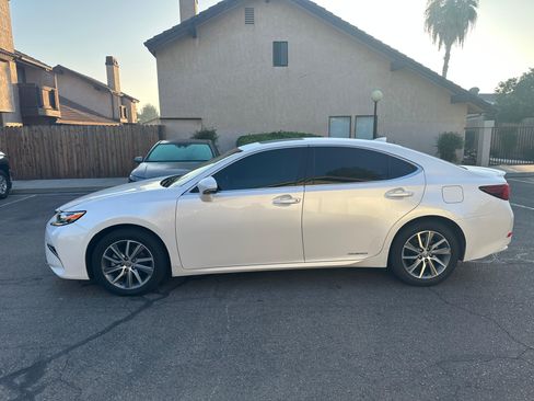 Used 2016 Lexus ES 300h 300h Sedan 4D w/ Navigation System Package image 4