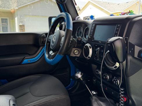 Used 2015 Jeep Wrangler Unlimited Rubicon w/ Connectivity Group AWD/4WD image 6