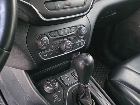 Used 2019 Jeep Cherokee Trailhawk image 14