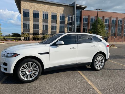 Used 2019 Jaguar F-PACE Premium image 1