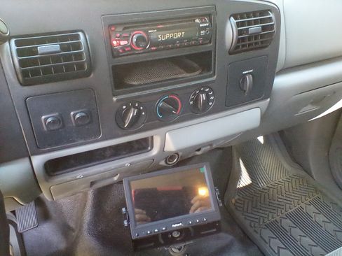 Used 2006 Ford F250 XL image 2